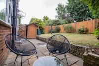 Gorgeous Modern Apartment near Redhill Station inc Private Garden & Parking - B&B Redhill