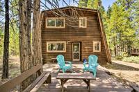 Charming Pinecrest Cabin with Private Deck - B&B Strawberry