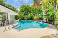 B&B Fort Lauderdale - Luxury Tropical Oasis! HUGE SALTWATER POOL! 1 Mile to BEACH! - Bed and Breakfast Fort Lauderdale