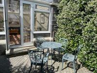 The Old School - A Luxurious Countryside & Coastal Retreat - B&B Laugharne