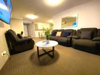 B&B Canberra - 2 Bed 2 Bath Apartment in Braddon, Canberra - Pool, Gym and Free Parking - Bed and Breakfast Canberra