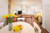 B&B Torquay - *Brand New* Olive Grove Cottage - Bed and Breakfast Torquay