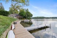 B&B Newaygo - Lovely lakeside cottage w private dock, firepit, grill, bikes - Bed and Breakfast Newaygo