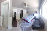 Habitación con cama grande