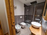 Tweepersoonskamer met 2 Aparte Bedden en Douche