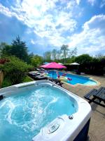 Farmhouse Retreat with Hot Tub, Pool, Horses, Games Room, Free Car Park, Only 45 min from Oxford Circus - B&B Stapleford Tawney