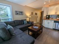 Cozy 1BR Walk to Gondola, Sleep 4, Free Parking - B&B Whistler