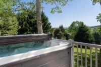 Hot Tub and Mountain Views just 15 min to Downtown Asheville! - Bed and Breakfast Leicester
