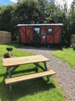 unique glamping carriage with stunning views - B&B Hereford