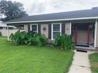Cheerful two bedroom house 1.5 miles from beach. - Bed and Breakfast