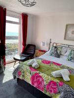 "The Celebration" Balcony Seafront Apartment - B&B Eastbourne