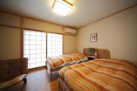 Tweepersoonskamer met 2 Aparte Bedden en Tatami-ruimte en Gedeelde Badkamer