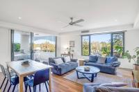 Fuller Holidays- Lot 7 - Byron Penthouse Apartment with Pool - B&B Byron Bay