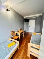 Chambre Lits Jumeaux avec Salle de Bains Commune