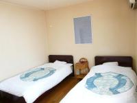 Camera Doppia con Letti Singoli e Bagno in Comune