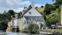Duck Cottage - Waters Edge, Exclusive Village Location - B&B