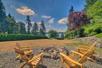Spacious Lake Stevens Home with Fire Pit, Patio - B&B