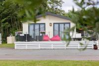 Spacious Homely Lakeside Lodge close to the Beaches - B&B