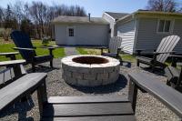 Pocono Lake Retreat - Relaxing 3bdm retreat w/ High Speed Wi-Fi, Work Space and Firepit - B&B