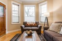 The Wrigleyville Deluxe -Steps from Wrigley Sleeps 10 - B&B