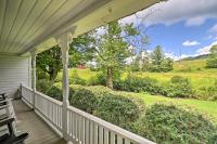 Lil Red Hen Cottage in the Boone Area with Hot Tub - B&B West Jefferson