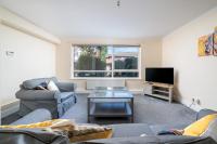 Modern & Stylish 2-Bedroom Near Redhill Station with Free Parking - B&B Redhill