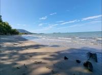 Willow Garden Stays Cairns - Beachfront 4 Bedroom Luxury Holiday Home - Chambres d'hôtes Carapook