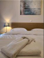 Stylish -Modern Apartment heart of Marousi - Chambres d’hôtes Athènes