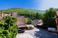 Black Gate - Quiet Studio in the Heart of Old Town with Free Private Secured Parking - Chambres d'hôtes Braşov