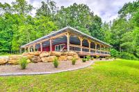 Secluded Brownsville Cabin with Deck and Fire Pit - Chambres d’hôtes