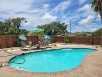 B&B Flour Bluff - Spacious Coastal Villa with Private Heated Pool, Office & Gameroom - Bed and Breakfast Flour Bluff