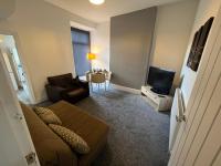 LARGE 8 person 4 bedroom and 2 bathroom MEGA house! - Bed and Breakfast Kingston upon Hull