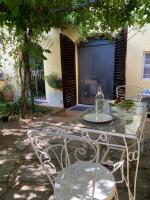 Enchanting Apartment with Patio, Lungarno Firenze - B&B