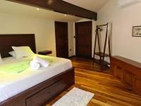 Zimmer mit Kingsize-Bett