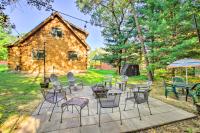 B&B Warrens - Pet-Friendly Warrens Cabin with Fire Pit! - Bed and Breakfast Warrens