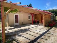 Appartement indépendant, terrasse couverte, rouge - Chambres d’hôtes Compreignac