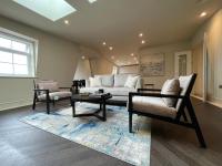 B&B Chigwell - luxurious, 2 bed, 2 bath penthouse apartment in highly desirable Chigwell CHCL F8 - Bed and Breakfast Chigwell