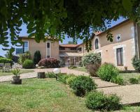 Hôtel Studios Les Acacias - Bed and Breakfast