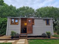 B&B Norwich - The Owls Rest Shepherds Hut Hethel - Bed and Breakfast Norwich