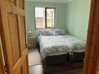 Cheerful 3-bedroom cabin with hot tub - B&B