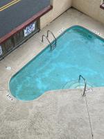 Lovely 2-bedroom condo with pool - B&B