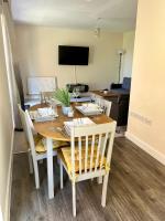 Spacious 2-bedroom house with free parking - B&B Chatham