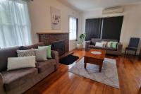 B&B Burnie - 3 bedroom Art Deco home with modern features - Bed and Breakfast Burnie
