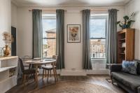 Rock Pool Reach - central location with parking - B&B