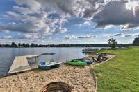 B&B Fenton - Homey Lakefront Hideaway with 2 Decks and Dock! - Bed and Breakfast Fenton