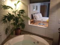 Studio with Spa Bath