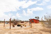 B&B Yucca Valley - Cryptic Cabin-Tranquil Bohemian Getaway w/Hot Tub - Bed and Breakfast Yucca Valley