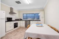 B&B Kalgoorlie - 4-Bedroome home, new bathrooms and close to town - Bed and Breakfast Kalgoorlie