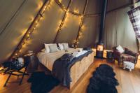 B&B Sheen - Scaldersitch Farm Boutique Camping Tipi with private wood fired hot tub - Bed and Breakfast Sheen