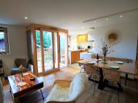 Appartement lumineux avec terrasse, proche pistes et commodités, Les Gets - FR-1-598-93 - B&B